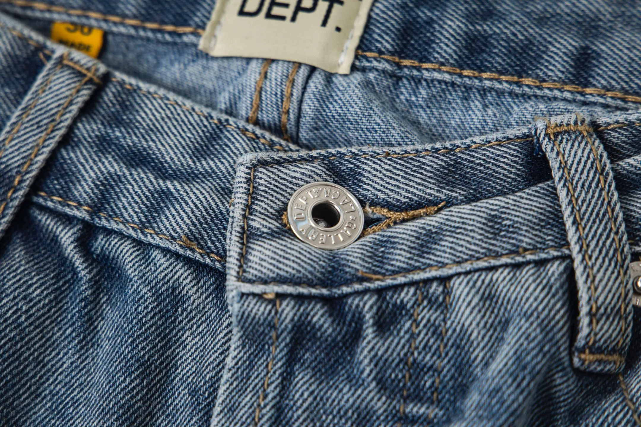 💰290 GALLERY DEPT & Chrome hearts Washed jeans with large logo and devil multi-label cross, truly restore the ultimate vintage texture, three-dimensional version, loose and comfortable, not picky about the figure, taller and slimmer, factory-made, original quality control, same style for men and women, can be matched with couples, versatile recommendation, must-have jeans for all seasons, fashionable people have been disappointed. From the quality selection of fabrics, the tailoring of details, and the matching of patterns, they are all impeccable! The upper body is so handsome when worn...it can be easily worn by men, women and children! The craftsmanship is made of heavy-duty washed pure cotton denim fabric. After washing, it is soft and thick. It is very stylish when worn on the body. Style number: 1756 Color: blue Size: 28 30 32 34 36